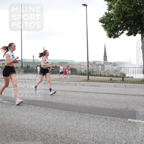 29.06.2025 - hella hamburg halbmarathon Lena Gebhardt http://msf.ph/oto/8424644 29.06.2025 10:53:25 Lombardsbrücke 17012, 841, 1340, 1709, 1900, 1906, 1984, 2065, 2291, 2409, 2429, 2988, 3226, 3787, 4195, 4595, 4626, 5428, 5562, 5815, 5857, 6041, 6044, 6135, 6306, 6521, 6913, 6996, 7039, 7068, 7483, 7537, 7611, 7681, 7876, 7890, 8189, 8212, 8414, 8515, 8906, 9077, 9456, 9531, 9685, 9764, 9785, 10043, 10175, 10417, 10490, 10568, 10661, 11520, 11524, 12193, 12219, 12700, 13489, 13916, 13917, 14038, 14765, 14807, 14977, 14979, 16137 meine-sportfotos.de