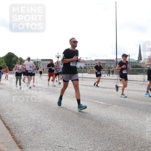29.06.2025 - hella hamburg halbmarathon Lena Gebhardt http://msf.ph/oto/8424651 29.06.2025 10:19:12 Lombardsbrücke 1718, 17736, 1773, 1332, 1349, 1521, 1708, 1718, 1755, 2017, 2096, 2311, 2589, 2781, 2795, 2802, 2812, 2821, 2895, 3026, 3105, 3118, 3591, 3592, 3631, 4718, 4722, 4845, 5034, 5080, 5098, 5178, 5264, 5266, 5323, 5429, 5449, 5834, 6194, 6249, 6413, 6477, 6482, 6542, 6736, 7051, 7121, 7143, 7252, 8537, 8575, 8761, 8778, 8780, 9252, 9270, 9272, 9549, 9652, 9756, 9757, 9856, 10037, 10039, 10124, 10129, 10467, 10816 meine-sportfotos.de
