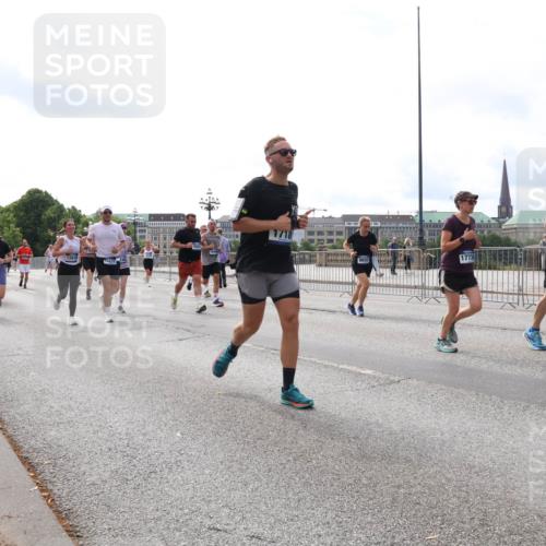 29.06.2025 - hella hamburg halbmarathon Lena Gebhardt http://msf.ph/oto/8424663 29.06.2025 10:19:12 Lombardsbrücke 1718, 17736, 1775, 1332, 1349, 1521, 1708, 1718, 1755, 2017, 2096, 2311, 2589, 2781, 2795, 2802, 2812, 2821, 2895, 3026, 3105, 3118, 3591, 3592, 3631, 4718, 4722, 4845, 5034, 5080, 5098, 5178, 5264, 5266, 5323, 5429, 5449, 5834, 6194, 6249, 6413, 6477, 6482, 6542, 6736, 7051, 7121, 7143, 7252, 8537, 8575, 8761, 8778, 8780, 9252, 9270, 9272, 9549, 9652, 9756, 9757, 9856, 10037, 10039, 10124, 10129, 10467, 10816 meine-sportfotos.de