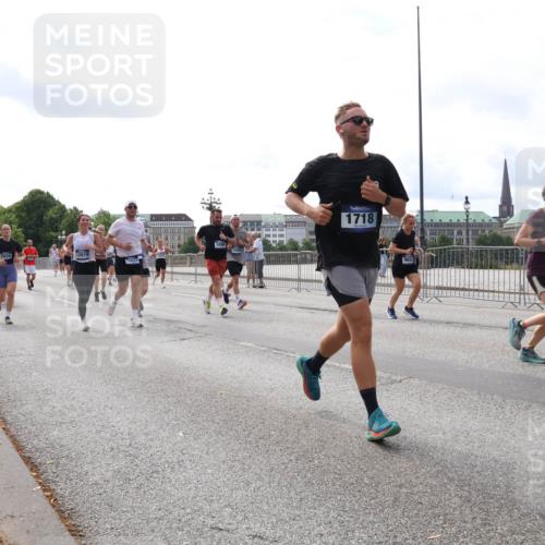 29.06.2025 - hella hamburg halbmarathon Lena Gebhardt http://msf.ph/oto/8424678 29.06.2025 10:19:13 Lombardsbrücke 12619, 21, 1718, 177, 1332, 1349, 1521, 1708, 1718, 1755, 2017, 2096, 2311, 2589, 2781, 2795, 2802, 2812, 2821, 2895, 2993, 3026, 3105, 3118, 3591, 3592, 3631, 4718, 4722, 4845, 5034, 5080, 5098, 5178, 5264, 5266, 5323, 5429, 5449, 5834, 6194, 6249, 6413, 6477, 6482, 6542, 6736, 6939, 7051, 7121, 7143, 7252, 8537, 8575, 8761, 8778, 8780, 9252, 9270, 9272, 9549, 9652, 9756, 9757, 9856, 10037, 10039, 10124, 10129, 10467, 10816 meine-sportfotos.de