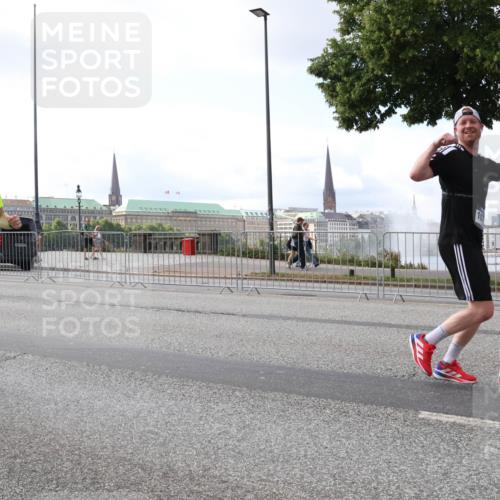 29.06.2025 - hella hamburg halbmarathon Lena Gebhardt http://msf.ph/oto/8424688 29.06.2025 10:06:21 Lombardsbrücke 5431, 1245, 1448, 1766, 1830, 1842, 3062, 4169, 4542, 4666, 4868, 5431, 5951, 6014, 6314, 6664, 7138, 7741, 8051, 8316, 9361, 9560, 10214, 10297, 10736, 10781, 10886, 12371, 13042, 13054, 13475, 13481, 13863, 14369, 14607, 14987, 15113, 15145, 15229, 15377, 15462, 15537, 15766, 15772, 15858, 16441, 16687, 17059, 17239, 17746, 17885, 18042, 18575, 18577, 18652, 18768, 18857, 18910, 18913, 18966 meine-sportfotos.de