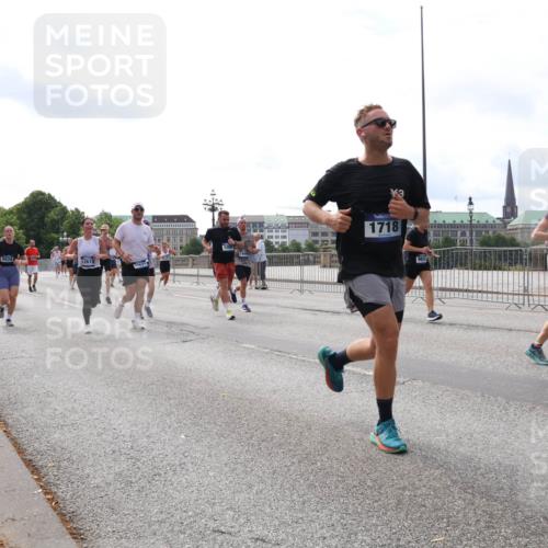 29.06.2025 - hella hamburg halbmarathon Lena Gebhardt http://msf.ph/oto/8424696 29.06.2025 10:19:13 Lombardsbrücke 5034, 12619, 1718, 1332, 1349, 1521, 1708, 1718, 1755, 2017, 2096, 2311, 2589, 2781, 2795, 2802, 2812, 2821, 2895, 2993, 3026, 3105, 3118, 3591, 3592, 3631, 4718, 4722, 4845, 5034, 5080, 5098, 5178, 5264, 5266, 5323, 5429, 5449, 5834, 6194, 6249, 6413, 6477, 6482, 6542, 6736, 6939, 7051, 7121, 7143, 7252, 8537, 8575, 8761, 8778, 8780, 9252, 9270, 9272, 9549, 9652, 9756, 9757, 9856, 10037, 10039, 10124, 10129, 10467, 10816 meine-sportfotos.de
