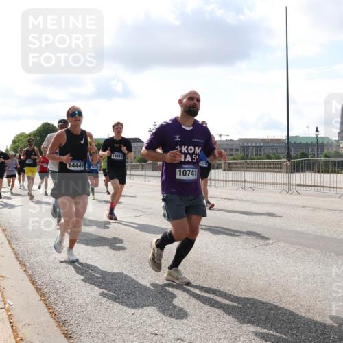29.06.2025 - hella hamburg halbmarathon Lena Gebhardt http://msf.ph/oto/8424716 29.06.2025 09:52:25 Lombardsbrücke 1169, 14449, 14813, 1, 5, 10741, 16338, 1057, 1139, 1169, 1220, 1312, 1353, 1415, 1468, 1512, 1569, 1604, 1631, 1763, 3305, 3618, 3697, 3852, 4565, 4871, 4915, 5007, 5011, 5047, 5231, 5336, 5690, 5987, 6373, 6550, 6705, 6711, 7067, 7185, 7432, 7451, 7710, 7865, 7961, 8564, 8852, 9348, 9444, 9547, 9659, 10493, 10741, 10796, 10978, 11062, 11495, 11679, 11779, 11821, 12046, 12438, 12772, 13403, 13614, 13728, 14257 meine-sportfotos.de