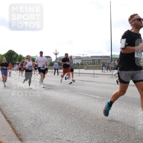 29.06.2025 - hella hamburg halbmarathon Lena Gebhardt http://msf.ph/oto/8424717 29.06.2025 10:19:13 Lombardsbrücke 2619, 19621, 1718, 1332, 1349, 1521, 1708, 1718, 1755, 2017, 2096, 2311, 2589, 2781, 2795, 2802, 2812, 2821, 2895, 2993, 3026, 3105, 3118, 3591, 3592, 3631, 4718, 4722, 4845, 5034, 5080, 5098, 5178, 5264, 5266, 5323, 5429, 5449, 5834, 6194, 6249, 6413, 6477, 6482, 6542, 6736, 6939, 7051, 7121, 7143, 7252, 8537, 8575, 8761, 8778, 8780, 9252, 9270, 9272, 9549, 9652, 9756, 9757, 9856, 10037, 10039, 10124, 10129, 10467, 10816 meine-sportfotos.de