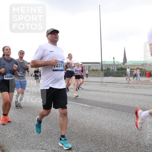 29.06.2025 - hella hamburg halbmarathon Lena Gebhardt http://msf.ph/oto/8424720 29.06.2025 10:53:26 Lombardsbrücke 1332, 2409, 10490, 3311, 14419, 17012, 1340, 1709, 1900, 1906, 1984, 2065, 2291, 2409, 2429, 2988, 3226, 3787, 4195, 4595, 4626, 5428, 5562, 5815, 5857, 6041, 6044, 6135, 6306, 6521, 6913, 6996, 7039, 7068, 7483, 7537, 7611, 7681, 7876, 7890, 8189, 8212, 8414, 8515, 8906, 9077, 9456, 9531, 9685, 9764, 9771, 9785, 10043, 10175, 10417, 10490, 10568, 10661, 11520, 11524, 12193, 12219, 12700, 13489, 13916, 13917, 14038, 14807, 14977, 14979, 16137 meine-sportfotos.de