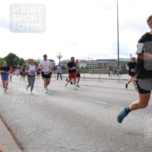 29.06.2025 - hella hamburg halbmarathon Lena Gebhardt http://msf.ph/oto/8424732 29.06.2025 10:19:13 Lombardsbrücke 12619, 12621, 1332, 1349, 1521, 1708, 1718, 1755, 2017, 2096, 2311, 2589, 2781, 2795, 2802, 2812, 2821, 2895, 2993, 3026, 3105, 3118, 3591, 3592, 3631, 4718, 4722, 4845, 5034, 5080, 5098, 5178, 5264, 5266, 5323, 5429, 5449, 5834, 6194, 6249, 6413, 6477, 6482, 6542, 6736, 6939, 7051, 7121, 7143, 7252, 8537, 8575, 8761, 8778, 8780, 9252, 9270, 9272, 9549, 9652, 9756, 9757, 9856, 10037, 10039, 10124, 10129, 10467, 10816 meine-sportfotos.de