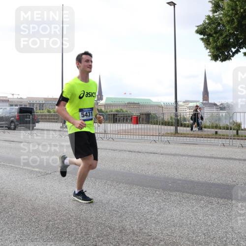 29.06.2025 - hella hamburg halbmarathon Lena Gebhardt http://msf.ph/oto/8424743 29.06.2025 10:06:21 Lombardsbrücke 5431, 1245, 1448, 1766, 1830, 1842, 3062, 4169, 4542, 4666, 4868, 5431, 5951, 6014, 6314, 6664, 7138, 7741, 8051, 8316, 9361, 9560, 10214, 10297, 10736, 10781, 10886, 12371, 13042, 13054, 13475, 13481, 13863, 14369, 14607, 14987, 15113, 15145, 15229, 15377, 15462, 15537, 15766, 15772, 15858, 16441, 16687, 17059, 17239, 17746, 17885, 18042, 18575, 18577, 18652, 18768, 18857, 18910, 18913, 18966 meine-sportfotos.de