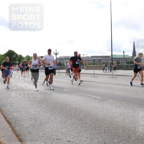29.06.2025 - hella hamburg halbmarathon Lena Gebhardt http://msf.ph/oto/8424751 29.06.2025 10:19:13 Lombardsbrücke 5098, 5034, 12619, 1332, 1349, 1521, 1708, 1718, 1755, 2017, 2096, 2311, 2589, 2781, 2795, 2802, 2812, 2821, 2895, 2993, 3026, 3105, 3118, 3591, 3592, 3631, 4718, 4722, 4845, 5034, 5080, 5098, 5178, 5264, 5266, 5323, 5429, 5449, 5834, 6194, 6249, 6413, 6477, 6482, 6542, 6736, 6939, 7051, 7121, 7143, 7252, 8537, 8575, 8761, 8778, 8780, 9252, 9270, 9272, 9549, 9652, 9756, 9757, 9856, 10037, 10039, 10124, 10129, 10467, 10816 meine-sportfotos.de