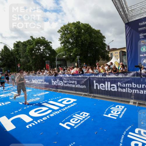 29.06.2025 - hella hamburg halbmarathon Zöllner http://msf.ph/oto/8424782 29.06.2025 10:34:05 Ziel 9345, 9519, 11019, 11227, 13066, 13493, 13494, 14448, 15268, 16724, 17877 meine-sportfotos.de