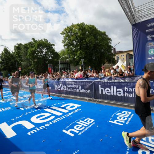 29.06.2025 - hella hamburg halbmarathon Zöllner http://msf.ph/oto/8424813 29.06.2025 10:34:07 Ziel 9345, 9376, 9519, 11019, 11202, 11227, 13066, 13493, 13494, 14448, 15268, 16724, 17751, 17877 meine-sportfotos.de