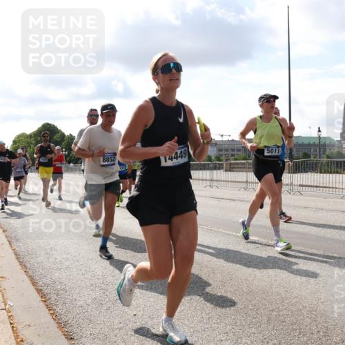 29.06.2025 - hella hamburg halbmarathon Lena Gebhardt http://msf.ph/oto/8424870 29.06.2025 09:52:26 Lombardsbrücke 152, 1169, 8852, 432, 14449, 5011, 1057, 1139, 1169, 1220, 1312, 1353, 1415, 1468, 1512, 1604, 1631, 1763, 2189, 3305, 3618, 3697, 3852, 4565, 4871, 4915, 5007, 5011, 5047, 5231, 5336, 5477, 5690, 5987, 6373, 6550, 6705, 6711, 7067, 7185, 7432, 7451, 7710, 7865, 7961, 8564, 8852, 9348, 9444, 9547, 9659, 10493, 10741, 10796, 10978, 11062, 11495, 11679, 11779, 11821, 12046, 12438, 12772, 13403, 13614, 13728, 14257 meine-sportfotos.de