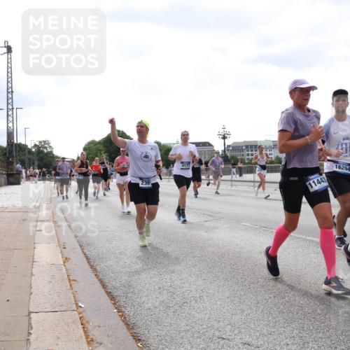 29.06.2025 - hella hamburg halbmarathon Lena Gebhardt http://msf.ph/oto/8424871 29.06.2025 10:43:18 Lombardsbrücke 4177, 236, 11443, 16264, 9072, 1149, 1155, 1467, 1788, 1816, 1878, 2103, 2158, 2267, 2361, 2450, 2509, 2971, 3074, 3238, 3329, 3378, 3390, 3518, 3638, 3764, 4056, 4105, 4177, 4302, 4367, 4385, 4680, 5067, 5268, 5370, 5610, 5720, 5755, 5967, 6012, 6096, 6226, 6440, 6931, 7043, 7197, 7461, 7872, 7926, 8135, 8184, 8233, 8408, 8435, 8795, 8991, 9072, 9304, 9378, 9639, 9641, 9644, 9831, 9976, 10008, 10083, 10180, 10200, 10202, 11710, 13049 meine-sportfotos.de