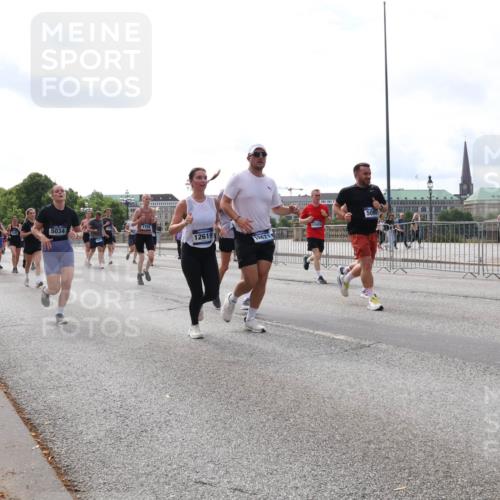 29.06.2025 - hella hamburg halbmarathon Lena Gebhardt http://msf.ph/oto/8424884 29.06.2025 10:19:14 Lombardsbrücke 1755, 5034, 12619, 12621, 13424, 5098, 1332, 1349, 1708, 1718, 1755, 2017, 2096, 2311, 2589, 2781, 2795, 2802, 2812, 2895, 2993, 2995, 3026, 3105, 3118, 3631, 4718, 4722, 4845, 5034, 5080, 5098, 5178, 5264, 5266, 5323, 5429, 5449, 5834, 6194, 6249, 6413, 6477, 6482, 6542, 6736, 6939, 7051, 7121, 7143, 7252, 8537, 8575, 8761, 8778, 8780, 9252, 9270, 9272, 9549, 9652, 9756, 9757, 9856, 10037, 10039, 10124, 10129, 10467, 10816 meine-sportfotos.de