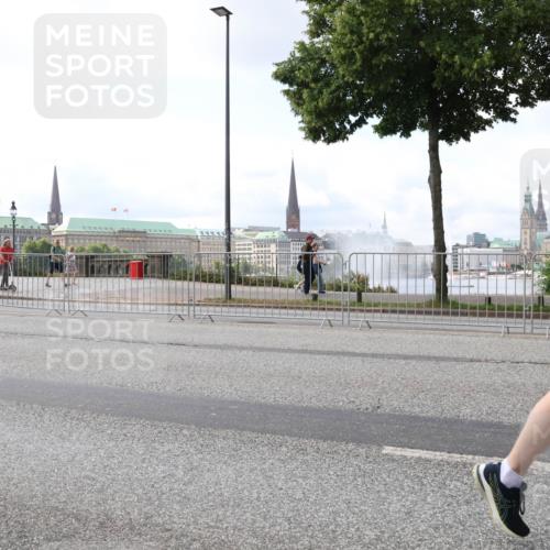 29.06.2025 - hella hamburg halbmarathon Lena Gebhardt http://msf.ph/oto/8424900 29.06.2025 10:06:22 Lombardsbrücke 1245, 1448, 1766, 1830, 1842, 3062, 4169, 4542, 4666, 4868, 5431, 5807, 5951, 6014, 6314, 6664, 7138, 7741, 8051, 8316, 9361, 9560, 10214, 10297, 10736, 10781, 10886, 12371, 13042, 13054, 13475, 13481, 13863, 14369, 14607, 14987, 15113, 15145, 15229, 15377, 15462, 15537, 15766, 15772, 15858, 16441, 16687, 16933, 17059, 17239, 17746, 18042, 18575, 18577, 18652, 18768, 18857, 18910, 18913, 18966 meine-sportfotos.de