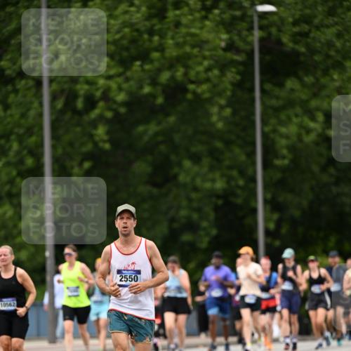 29.06.2025 - hella hamburg halbmarathon Dr. Thomas Lammeyer http://msf.ph/oto/8424905 29.06.2025 10:49:47 Kennedybrücke 1774, 1798, 2550, 2779, 2846, 3570, 3879, 3993, 4275, 4337, 4388, 5099, 5190, 5339, 5949, 6888, 7699, 7859, 7912, 8272, 8594, 8907, 9536, 10562, 10668, 10727 meine-sportfotos.de