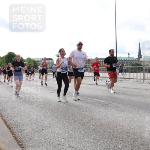 29.06.2025 - hella hamburg halbmarathon Lena Gebhardt http://msf.ph/oto/8424908 29.06.2025 10:19:14 Lombardsbrücke 1755, 5034, 12619, 17621, 13424, 1332, 1349, 1708, 1718, 1755, 2017, 2096, 2311, 2589, 2781, 2795, 2802, 2812, 2895, 2993, 2995, 3026, 3105, 3118, 3631, 4718, 4722, 4845, 5034, 5080, 5098, 5178, 5264, 5266, 5323, 5429, 5449, 5834, 6194, 6249, 6413, 6477, 6482, 6542, 6736, 6939, 7051, 7121, 7143, 7252, 8537, 8575, 8761, 8778, 8780, 9252, 9270, 9272, 9549, 9652, 9756, 9757, 9856, 10037, 10039, 10124, 10129, 10467, 10816 meine-sportfotos.de