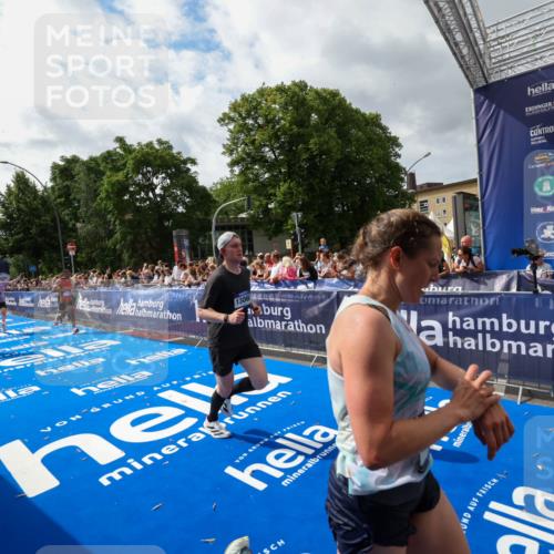 29.06.2025 - hella hamburg halbmarathon Zöllner http://msf.ph/oto/8424921 29.06.2025 10:34:13 Ziel 7884, 7901, 9376, 11202, 13066, 16724, 17751, 18906 meine-sportfotos.de