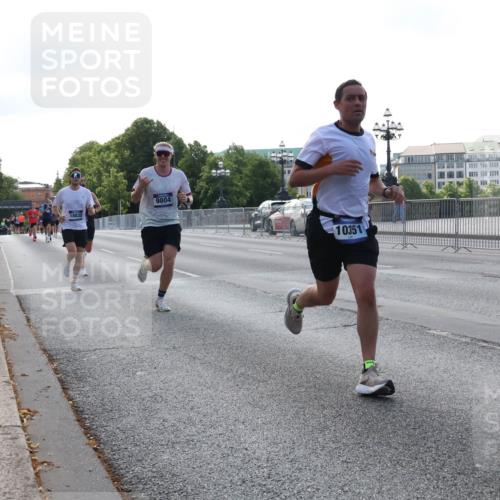 29.06.2025 - hella hamburg halbmarathon Lena Gebhardt http://msf.ph/oto/8424946 29.06.2025 09:43:39 Lombardsbrücke 18832, 9804, 10351, 1271, 2075, 2180, 2203, 3189, 6090, 7380, 8318, 8376, 9565, 9767, 9804, 10351, 10867, 11150, 13374, 13941, 14757, 15023, 15136, 15483, 15671, 17040, 17893, 18328, 18693, 18695, 18763, 18832, 18989 meine-sportfotos.de