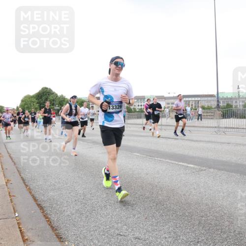 29.06.2025 - hella hamburg halbmarathon Lena Gebhardt http://msf.ph/oto/8424955 29.06.2025 10:53:28 Lombardsbrücke 761, 13326, 4626, 1340, 1709, 1900, 1906, 1984, 2065, 2291, 2409, 2429, 3226, 4195, 4595, 4626, 4801, 5428, 5562, 5815, 5856, 5857, 6041, 6044, 6135, 6306, 6521, 6913, 6996, 7039, 7068, 7483, 7537, 7611, 7681, 7876, 7890, 8189, 8212, 8414, 8515, 8906, 9077, 9456, 9531, 9685, 9764, 9771, 9785, 10043, 10175, 10490, 10661, 11520, 11524, 12193, 12219, 12700, 13489, 13916, 13917, 14038, 14977, 16137 meine-sportfotos.de