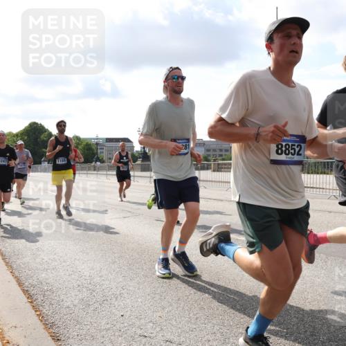 29.06.2025 - hella hamburg halbmarathon Lena Gebhardt http://msf.ph/oto/8424958 29.06.2025 09:52:27 Lombardsbrücke 15247, 15813, 1169, 3852, 281, 8852, 4813, 1057, 1139, 1169, 1220, 1312, 1353, 1415, 1468, 1512, 1604, 1631, 1763, 2189, 3305, 3618, 3697, 3852, 4497, 4565, 4871, 4915, 5007, 5011, 5047, 5231, 5336, 5477, 5690, 5987, 6373, 6550, 6705, 6711, 7067, 7185, 7191, 7432, 7451, 7710, 7865, 7961, 8564, 8852, 9348, 9444, 9547, 9659, 10493, 10741, 10796, 10978, 11062, 11495, 11679, 11779, 11821, 12046, 12438, 12772, 13403, 13614, 13728, 14257 meine-sportfotos.de
