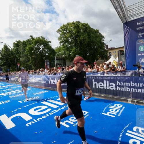 29.06.2025 - hella hamburg halbmarathon Zöllner http://msf.ph/oto/8424962 29.06.2025 10:34:15 Ziel 1080, 3005, 7884, 7901, 9376, 11202, 17751, 18906 meine-sportfotos.de