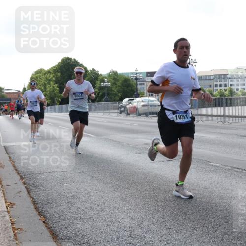 29.06.2025 - hella hamburg halbmarathon Lena Gebhardt http://msf.ph/oto/8424963 29.06.2025 09:43:39 Lombardsbrücke 18832, 9804, 10351, 1271, 2075, 2180, 2203, 3189, 6090, 7380, 8318, 8376, 9565, 9767, 9804, 10351, 10867, 11150, 13374, 13941, 14757, 15023, 15136, 15483, 15671, 17040, 17893, 18328, 18693, 18695, 18763, 18832, 18989 meine-sportfotos.de
