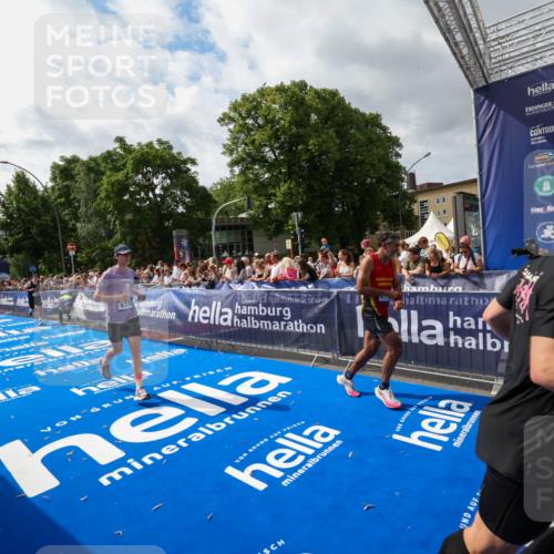 29.06.2025 - hella hamburg halbmarathon Zöllner http://msf.ph/oto/8424972 29.06.2025 10:34:15 Ziel 1080, 3005, 7884, 7901, 9376, 11202, 17751, 18906 meine-sportfotos.de