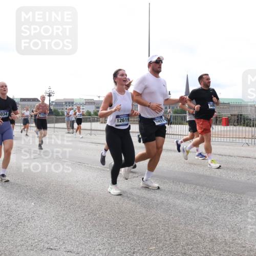 29.06.2025 - hella hamburg halbmarathon Lena Gebhardt http://msf.ph/oto/8424974 29.06.2025 10:19:15 Lombardsbrücke 5034, 1755, 12619, 12621, 509, 1332, 1349, 1708, 1718, 1755, 2017, 2096, 2311, 2589, 2781, 2795, 2802, 2812, 2895, 2993, 2995, 3026, 3105, 3118, 3631, 4718, 4722, 4845, 5034, 5035, 5080, 5098, 5178, 5264, 5266, 5323, 5429, 5449, 6194, 6249, 6413, 6477, 6482, 6542, 6736, 6939, 7051, 7143, 7252, 8537, 8575, 8761, 8778, 8780, 9252, 9270, 9272, 9549, 9652, 9756, 9757, 9856, 10037, 10039, 10124, 10129, 10467, 10816 meine-sportfotos.de
