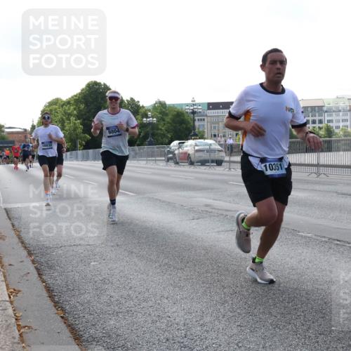 29.06.2025 - hella hamburg halbmarathon Lena Gebhardt http://msf.ph/oto/8424986 29.06.2025 09:43:40 Lombardsbrücke 18832, 9804, 10351, 1271, 2075, 2180, 2203, 3189, 3379, 6090, 7380, 8318, 8376, 9565, 9767, 9804, 10351, 10867, 11150, 13374, 13941, 14757, 15023, 15136, 15483, 15671, 17040, 17893, 18328, 18693, 18695, 18763, 18832, 18989 meine-sportfotos.de