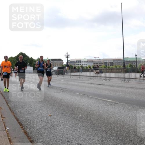 29.06.2025 - hella hamburg halbmarathon Lena Gebhardt http://msf.ph/oto/8424989 29.06.2025 10:06:23 Lombardsbrücke 1553, 6314, 18834, 17885, 1245, 1448, 1766, 1830, 1842, 3062, 4169, 4542, 4666, 4868, 5431, 5807, 5951, 6014, 6314, 6664, 7138, 7741, 8051, 8316, 9361, 9560, 10214, 10297, 10736, 10781, 10886, 12371, 13042, 13054, 13475, 13481, 13863, 14369, 14607, 14987, 15113, 15145, 15229, 15377, 15462, 15537, 15766, 15772, 15858, 16441, 16687, 16933, 17059, 17239, 17746, 18042, 18575, 18577, 18652, 18768, 18857, 18910, 18913, 18966 meine-sportfotos.de
