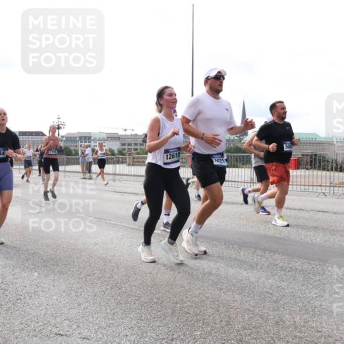 29.06.2025 - hella hamburg halbmarathon Lena Gebhardt http://msf.ph/oto/8424992 29.06.2025 10:19:15 Lombardsbrücke 5034, 1755, 12619, 21, 1332, 1349, 1708, 1718, 1755, 2017, 2096, 2311, 2589, 2781, 2795, 2802, 2812, 2895, 2993, 2995, 3026, 3105, 3118, 3631, 4718, 4722, 4845, 5034, 5035, 5080, 5098, 5178, 5264, 5266, 5323, 5429, 5449, 6194, 6249, 6413, 6477, 6482, 6542, 6736, 6939, 7051, 7143, 7252, 8537, 8575, 8761, 8778, 8780, 9252, 9270, 9272, 9549, 9652, 9756, 9757, 9856, 10037, 10039, 10124, 10129, 10467, 10816 meine-sportfotos.de