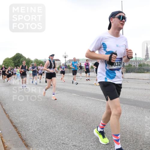 29.06.2025 - hella hamburg halbmarathon Lena Gebhardt http://msf.ph/oto/8424998 29.06.2025 10:53:29 Lombardsbrücke 8515, 3326, 1340, 1709, 1900, 1906, 1984, 2065, 2291, 2409, 2429, 3226, 4195, 4595, 4626, 4801, 5428, 5562, 5815, 5856, 5857, 6041, 6044, 6273, 6306, 6521, 6913, 6996, 7039, 7068, 7483, 7537, 7611, 7681, 7876, 7890, 8189, 8212, 8414, 8515, 8906, 9077, 9456, 9531, 9685, 9764, 9771, 9785, 10043, 10175, 10490, 10661, 11520, 11524, 12193, 12219, 12700, 13489, 13916, 13917, 14038, 16137 meine-sportfotos.de