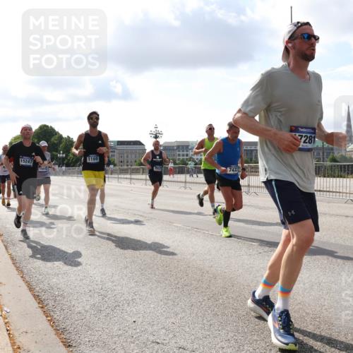 29.06.2025 - hella hamburg halbmarathon Lena Gebhardt http://msf.ph/oto/8425009 29.06.2025 09:52:27 Lombardsbrücke 15247, 15813, 1169, 7432, 7281, 1057, 1139, 1169, 1220, 1312, 1353, 1415, 1468, 1512, 1604, 1631, 1763, 2189, 3305, 3618, 3697, 3852, 4497, 4565, 4871, 4915, 5007, 5011, 5047, 5231, 5336, 5477, 5690, 5987, 6373, 6550, 6705, 6711, 7067, 7185, 7191, 7432, 7451, 7710, 7865, 7961, 8564, 8852, 9348, 9444, 9547, 9659, 10493, 10741, 10796, 10978, 11062, 11495, 11679, 11779, 11821, 12046, 12438, 12772, 13403, 13614, 13728, 14257 meine-sportfotos.de