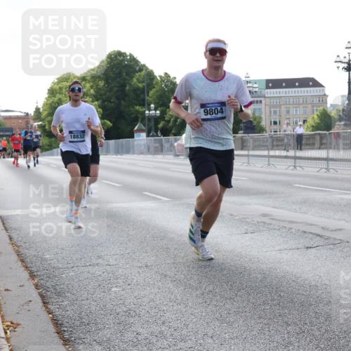 29.06.2025 - hella hamburg halbmarathon Lena Gebhardt http://msf.ph/oto/8425026 29.06.2025 09:43:40 Lombardsbrücke 18832, 9804, 1271, 2075, 2180, 2203, 3189, 3379, 6090, 7380, 8318, 8376, 9565, 9767, 9804, 10351, 10867, 11150, 13374, 13941, 14757, 15023, 15136, 15483, 15671, 17040, 17893, 18328, 18693, 18695, 18763, 18832, 18989 meine-sportfotos.de
