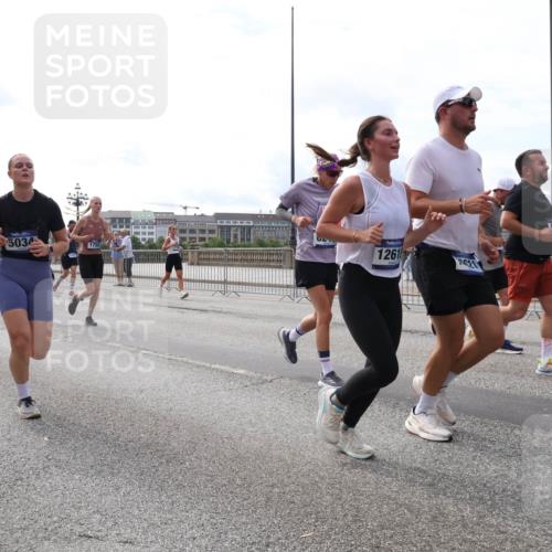 29.06.2025 - hella hamburg halbmarathon Lena Gebhardt http://msf.ph/oto/8425037 29.06.2025 10:19:15 Lombardsbrücke 5034, 1755, 1261, 21, 1332, 1349, 1708, 1718, 1755, 2017, 2096, 2311, 2589, 2781, 2795, 2802, 2812, 2895, 2993, 2995, 3026, 3105, 3118, 3631, 4718, 4722, 4845, 5034, 5035, 5080, 5098, 5178, 5264, 5266, 5323, 5429, 5449, 6194, 6249, 6413, 6477, 6482, 6542, 6736, 6939, 7051, 7143, 7252, 8537, 8575, 8761, 8778, 8780, 9252, 9270, 9272, 9549, 9652, 9756, 9757, 9856, 10037, 10039, 10124, 10129, 10467, 10816 meine-sportfotos.de