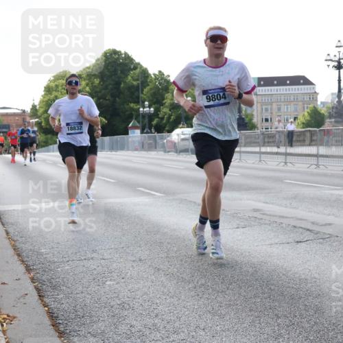 29.06.2025 - hella hamburg halbmarathon Lena Gebhardt http://msf.ph/oto/8425052 29.06.2025 09:43:40 Lombardsbrücke 18832, 9804, 1271, 2075, 2180, 2203, 3189, 3379, 6090, 7380, 8318, 8376, 9565, 9767, 9804, 10351, 10867, 11150, 13374, 13941, 14757, 15023, 15136, 15483, 15671, 17040, 17893, 18328, 18693, 18695, 18763, 18832, 18989 meine-sportfotos.de