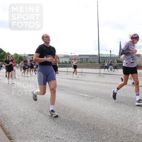 29.06.2025 - hella hamburg halbmarathon Lena Gebhardt http://msf.ph/oto/8425059 29.06.2025 10:19:15 Lombardsbrücke 6249, 1261, 1332, 1349, 1708, 1718, 1755, 2017, 2096, 2311, 2589, 2781, 2795, 2802, 2812, 2895, 2993, 2995, 3026, 3105, 3118, 3631, 4718, 4722, 4845, 5034, 5035, 5080, 5098, 5178, 5264, 5266, 5323, 5429, 5449, 6194, 6249, 6413, 6477, 6482, 6542, 6736, 6939, 7051, 7143, 7252, 8537, 8575, 8761, 8778, 8780, 9252, 9270, 9272, 9549, 9652, 9756, 9757, 9856, 10037, 10039, 10124, 10129, 10467, 10816 meine-sportfotos.de