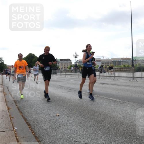 29.06.2025 - hella hamburg halbmarathon Lena Gebhardt http://msf.ph/oto/8425064 29.06.2025 10:06:24 Lombardsbrücke 42, 17885, 6314, 1245, 1448, 1766, 1842, 3062, 4169, 4542, 4666, 4868, 5431, 5807, 5951, 6014, 6314, 6664, 7138, 7741, 8051, 8290, 8316, 9361, 9560, 10214, 10297, 10736, 10781, 10886, 12371, 13042, 13054, 13475, 13481, 13863, 14369, 14607, 14987, 15113, 15145, 15229, 15377, 15462, 15537, 15766, 15772, 15858, 16441, 16687, 16933, 17059, 17239, 17746, 18042, 18575, 18577, 18652, 18768, 18828, 18857, 18910, 18913, 18966 meine-sportfotos.de
