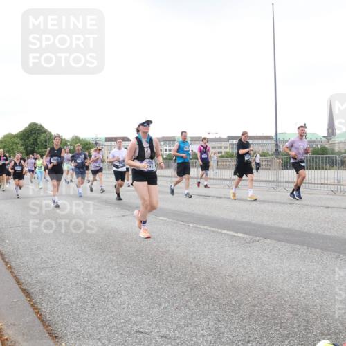 29.06.2025 - hella hamburg halbmarathon Lena Gebhardt http://msf.ph/oto/8425065 29.06.2025 10:53:29 Lombardsbrücke 1340, 1709, 1900, 1906, 1984, 2065, 2291, 2409, 2429, 3226, 4195, 4595, 4626, 4801, 5428, 5562, 5815, 5856, 5857, 6041, 6044, 6273, 6306, 6521, 6913, 6996, 7039, 7068, 7483, 7537, 7611, 7681, 7876, 7890, 8189, 8212, 8414, 8515, 8906, 9077, 9456, 9531, 9685, 9764, 9771, 9785, 10043, 10175, 10490, 10661, 11520, 11524, 12193, 12219, 12700, 13489, 13916, 13917, 14038, 16137 meine-sportfotos.de