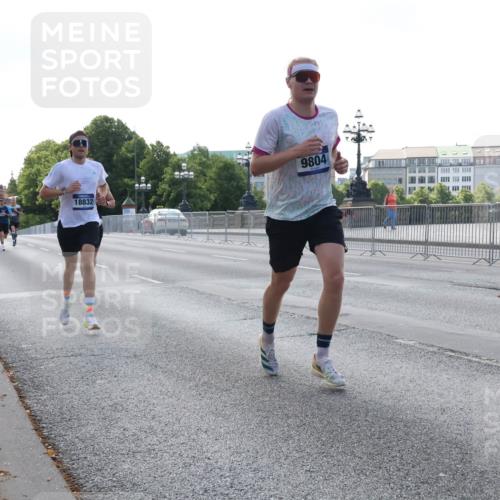29.06.2025 - hella hamburg halbmarathon Lena Gebhardt http://msf.ph/oto/8425072 29.06.2025 09:43:41 Lombardsbrücke 9804, 18832, 1271, 2075, 2180, 2203, 2483, 3189, 3379, 6090, 7380, 8318, 8376, 9565, 9767, 9804, 10351, 10867, 11150, 13374, 13941, 14757, 15023, 15136, 15483, 15671, 17040, 17893, 18328, 18693, 18695, 18763, 18832, 18989 meine-sportfotos.de
