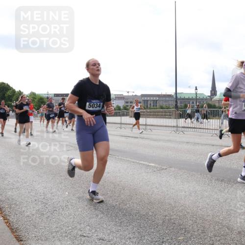 29.06.2025 - hella hamburg halbmarathon Lena Gebhardt http://msf.ph/oto/8425082 29.06.2025 10:19:16 Lombardsbrücke 5034, 6249, 1332, 1349, 1708, 1718, 1755, 2017, 2096, 2311, 2589, 2795, 2802, 2812, 2895, 2993, 2995, 3026, 3105, 3118, 3631, 4718, 4722, 4845, 5034, 5035, 5080, 5098, 5123, 5178, 5264, 5266, 5323, 5429, 5449, 6194, 6249, 6413, 6477, 6482, 6542, 6736, 6939, 7051, 7143, 7252, 8537, 8575, 8761, 8778, 8780, 9252, 9270, 9272, 9549, 9652, 9756, 9757, 9856, 10037, 10039, 10124, 10129, 10467, 10816 meine-sportfotos.de