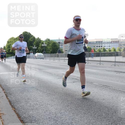 29.06.2025 - hella hamburg halbmarathon Lena Gebhardt http://msf.ph/oto/8425098 29.06.2025 09:43:41 Lombardsbrücke 18832, 9804, 1271, 2075, 2180, 2203, 2483, 3189, 3379, 6090, 7380, 8318, 8376, 9565, 9767, 9804, 10351, 10867, 11150, 13374, 13941, 14757, 15023, 15136, 15483, 15671, 17040, 17893, 18328, 18693, 18695, 18763, 18832, 18989 meine-sportfotos.de