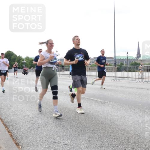 29.06.2025 - hella hamburg halbmarathon Lena Gebhardt http://msf.ph/oto/8425104 29.06.2025 10:28:40 Lombardsbrücke 6102, 718, 2014, 10434, 1518, 1557, 1869, 3445, 3717, 4700, 4834, 5167, 5249, 5250, 5604, 5718, 5903, 5939, 6102, 6418, 7667, 7980, 8327, 8560, 9642, 9653, 9654, 9716, 9855, 10068, 10434, 13045, 13296, 13400, 14017, 14205, 15143, 15256, 15452, 15453, 16125, 16643, 18256, 18293, 18604, 19180 meine-sportfotos.de