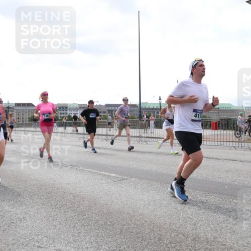 29.06.2025 - hella hamburg halbmarathon Lena Gebhardt http://msf.ph/oto/8425113 29.06.2025 10:43:20 Lombardsbrücke 5610, 746, 417, 1149, 1155, 1400, 1467, 1788, 1816, 1878, 2103, 2158, 2267, 2361, 2450, 2509, 2971, 3074, 3238, 3329, 3378, 3390, 3518, 3638, 3764, 4056, 4177, 4302, 4367, 4680, 5067, 5214, 5268, 5370, 5610, 5720, 5755, 5967, 6012, 6096, 6226, 6440, 6931, 7043, 7197, 7461, 7872, 7926, 8135, 8184, 8233, 8408, 8435, 8504, 8795, 8991, 9072, 9304, 9378, 9639, 9641, 9644, 9831, 9976, 10008, 10083, 10180, 10200, 10202, 13049 meine-sportfotos.de