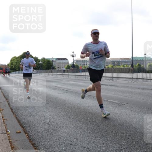 29.06.2025 - hella hamburg halbmarathon Lena Gebhardt http://msf.ph/oto/8425119 29.06.2025 09:43:41 Lombardsbrücke 18832, 9804, 1271, 2075, 2180, 2203, 2483, 3189, 3379, 6090, 7380, 8318, 8376, 9565, 9767, 9804, 10351, 10867, 11150, 13374, 13941, 14757, 15023, 15136, 15483, 15671, 17040, 17893, 18328, 18693, 18695, 18763, 18832, 18989 meine-sportfotos.de
