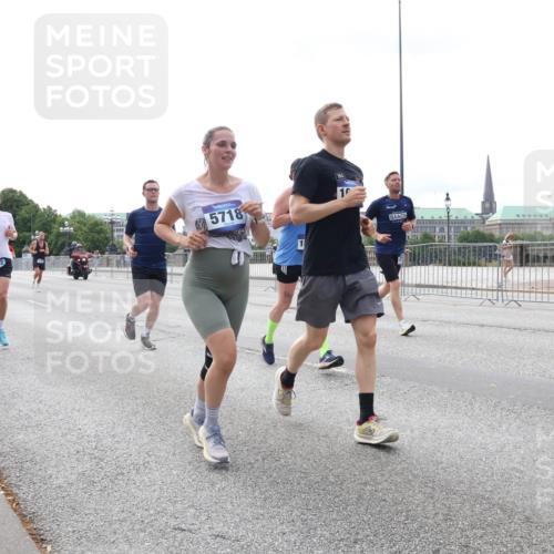 29.06.2025 - hella hamburg halbmarathon Lena Gebhardt http://msf.ph/oto/8425121 29.06.2025 10:28:41 Lombardsbrücke 6102, 5718, 10, 1518, 1557, 1869, 3445, 3717, 4362, 4700, 4834, 5167, 5249, 5250, 5604, 5718, 5903, 5939, 6102, 6418, 7667, 7980, 8327, 8560, 9642, 9653, 9654, 9716, 9855, 10068, 10434, 13045, 13296, 13400, 14017, 14205, 15143, 15256, 15452, 15453, 16125, 16643, 18293, 18604, 19180 meine-sportfotos.de