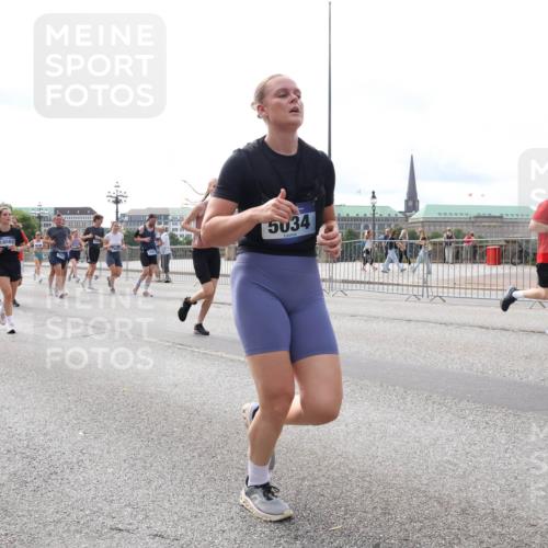 29.06.2025 - hella hamburg halbmarathon Lena Gebhardt http://msf.ph/oto/8425126 29.06.2025 10:19:16 Lombardsbrücke 1614, 18560, 5034, 62, 1332, 1349, 1708, 1718, 1755, 2017, 2096, 2311, 2589, 2795, 2802, 2812, 2895, 2993, 2995, 3026, 3105, 3118, 3631, 4718, 4722, 4845, 5034, 5035, 5080, 5098, 5123, 5178, 5264, 5266, 5323, 5429, 5449, 6194, 6249, 6413, 6477, 6482, 6542, 6736, 6939, 7051, 7143, 7252, 8537, 8575, 8761, 8778, 8780, 9252, 9270, 9272, 9549, 9652, 9756, 9757, 9856, 10037, 10039, 10124, 10129, 10467, 10816 meine-sportfotos.de