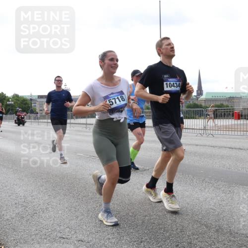 29.06.2025 - hella hamburg halbmarathon Lena Gebhardt http://msf.ph/oto/8425131 29.06.2025 10:28:41 Lombardsbrücke 6102, 5718, 2014, 10434, 1518, 1557, 1869, 3445, 3717, 4362, 4700, 4834, 5167, 5249, 5250, 5604, 5718, 5903, 5939, 6102, 6418, 7667, 7980, 8327, 8560, 9642, 9653, 9654, 9716, 9855, 10068, 10434, 13045, 13296, 13400, 14017, 14205, 15143, 15256, 15452, 15453, 16125, 16643, 18293, 18604, 19180 meine-sportfotos.de