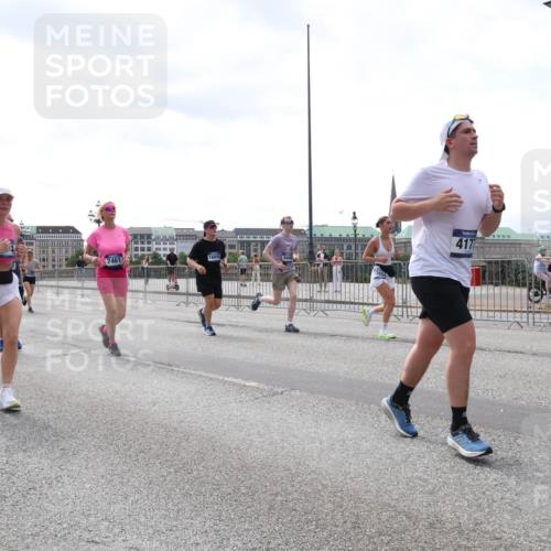29.06.2025 - hella hamburg halbmarathon Lena Gebhardt http://msf.ph/oto/8425136 29.06.2025 10:43:21 Lombardsbrücke 5610, 16053, 417, 1023, 1149, 1155, 1400, 1467, 1788, 1816, 1878, 2103, 2158, 2267, 2361, 2450, 2971, 3074, 3238, 3329, 3390, 3518, 3638, 3764, 4056, 4177, 4302, 4367, 4680, 4866, 5067, 5214, 5268, 5370, 5610, 5720, 5755, 5967, 6012, 6096, 6226, 6440, 6931, 7043, 7197, 7461, 7872, 7926, 8135, 8184, 8233, 8408, 8435, 8504, 8795, 8991, 9072, 9304, 9378, 9639, 9641, 9644, 9831, 9976, 10083, 10180, 10200, 10202, 13049 meine-sportfotos.de