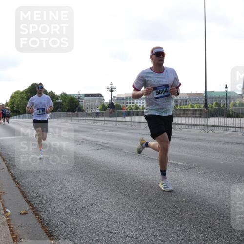 29.06.2025 - hella hamburg halbmarathon Lena Gebhardt http://msf.ph/oto/8425139 29.06.2025 09:43:41 Lombardsbrücke 18832, 9804, 1271, 2075, 2180, 2203, 2483, 3189, 3379, 6090, 7380, 8318, 8376, 9565, 9767, 9804, 10351, 10867, 11150, 13374, 13941, 14757, 15023, 15136, 15483, 15671, 17040, 17893, 18328, 18693, 18695, 18763, 18832, 18989 meine-sportfotos.de